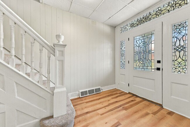 Building Photo - 120 E 20th Ave