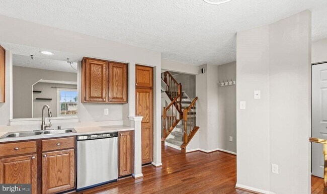Building Photo - 6359 New Haven Ct