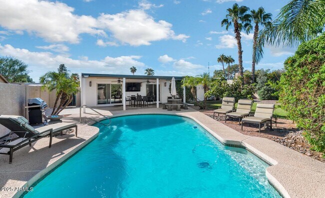 Building Photo - 3234 E Larkspur Dr