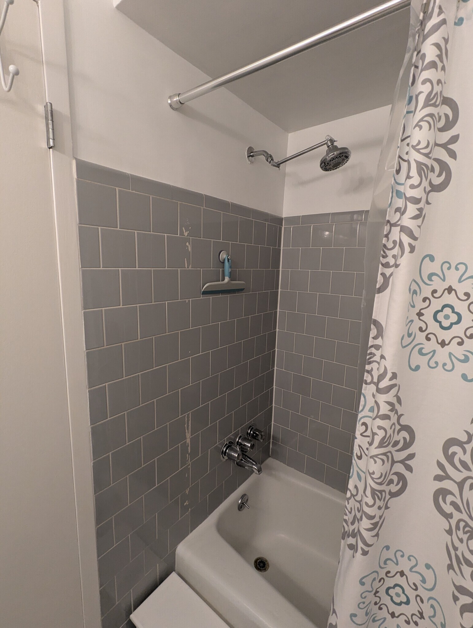 Shower/tub - 575 Thayer Ave