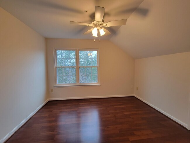 Building Photo - 913 Hillside Lake Terrace