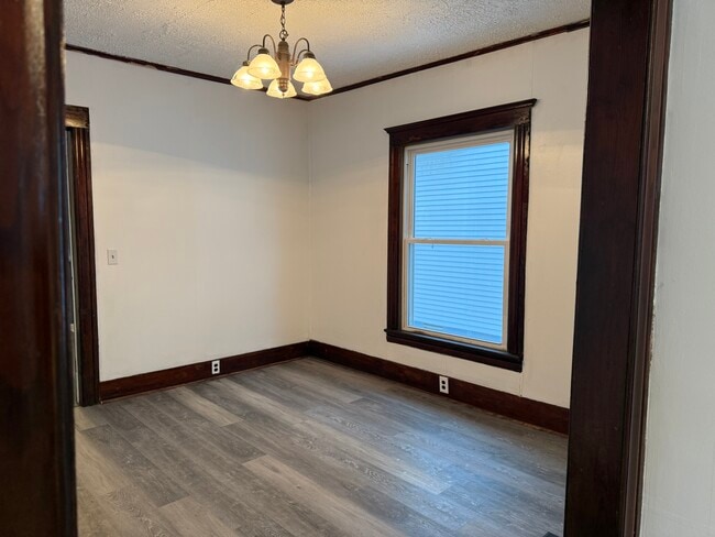 Building Photo - 3 Bed/1 Bath - Unit 132Ngor