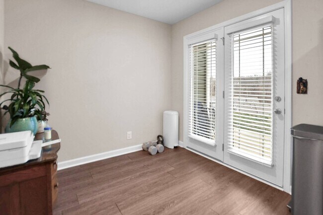 Building Photo - Pet Friendly Two Bedroom!