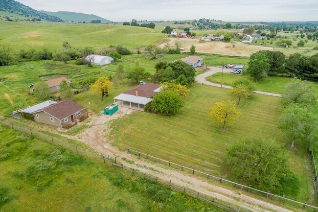 Building Photo - 1 Bedroom Cottage for Rent on shared 5 Acres