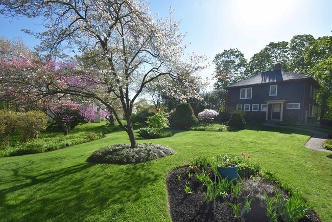 Building Photo - 36 Evergreen Ave