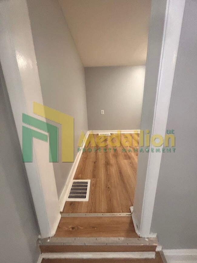 Building Photo - Updated 1-Bedroom Coach House with In-Unit Laundry