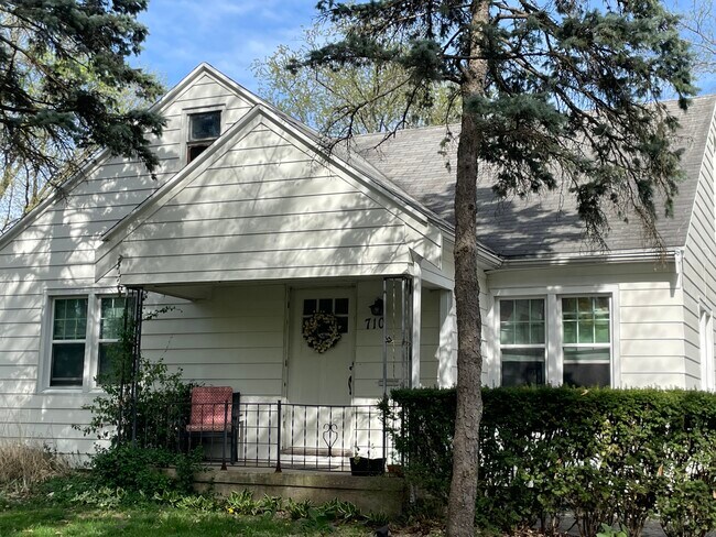 Quiet street and front yard - 710 S Maple St
