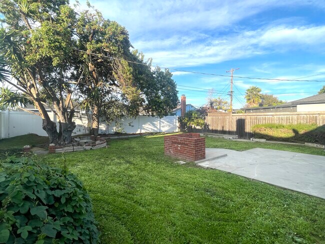 Back yard & exterior / patio area - 4137 W 173rd St