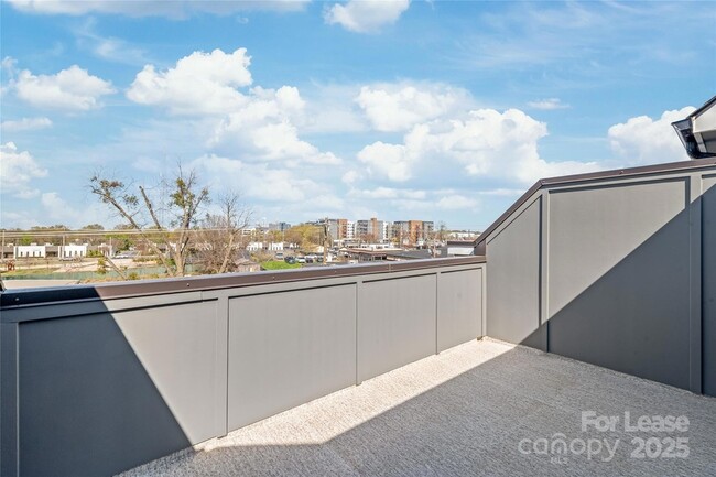 Building Photo - 425 Blairhill Rd