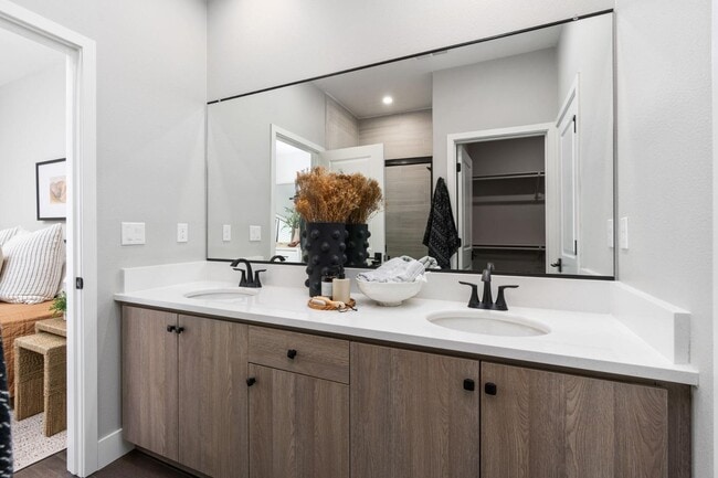 Building Photo - 2806 E Alluvial Ave