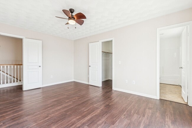 Building Photo - Suffolk Condo- Ready for move in