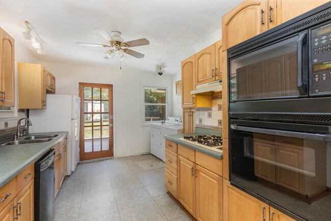 Building Photo - 4885 Oglethorpe Pl