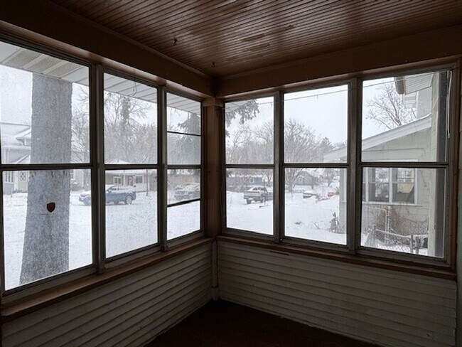 Building Photo - 3 BR/1 BA Single-Family Home in St. Paul!