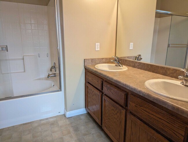 Building Photo - Comfortable Home in East Bakersfield