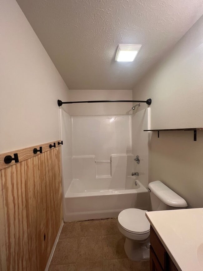 Building Photo - 5Br Basement Home