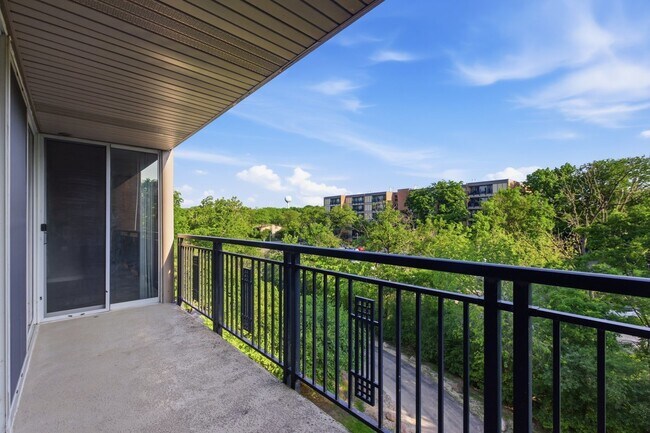 Building Photo - 6000 Oakwood Dr