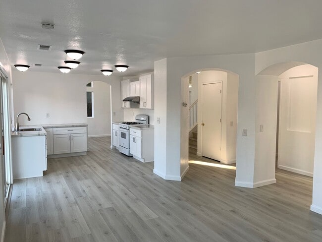 Building Photo - Full remodeled 4 bedroom 3 Bathroom home