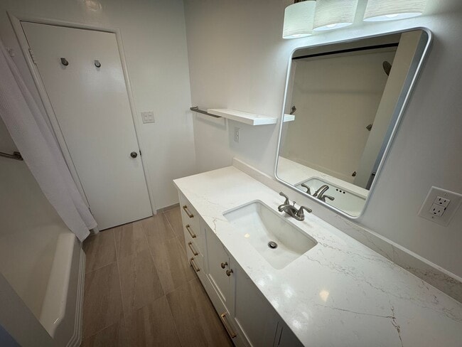 Building Photo - 1 Bed / 1 Bath Apartment – Long Beach