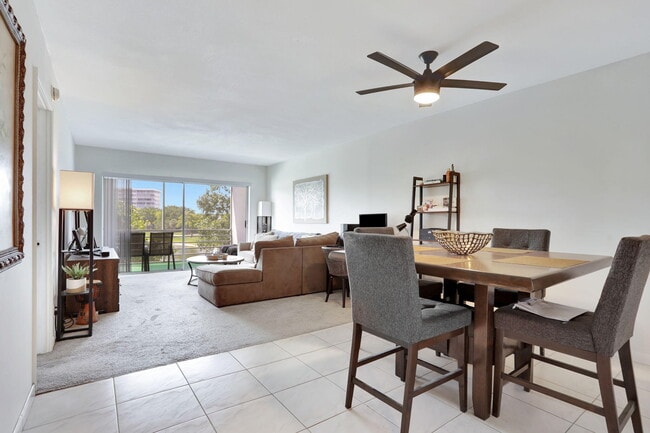 Building Photo - 2751 N Palm Aire Dr