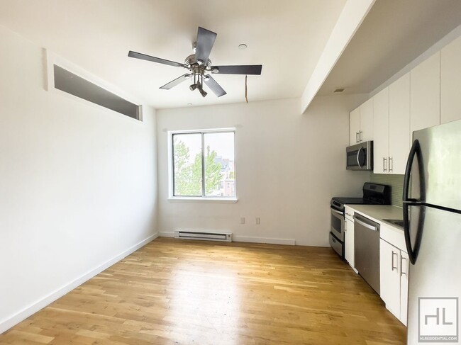 Building Photo - Sunlit Bushwick 2-Bed Plus a 3rd Room / Pr...