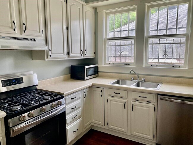 Building Photo - 2307 Evelyn Ave