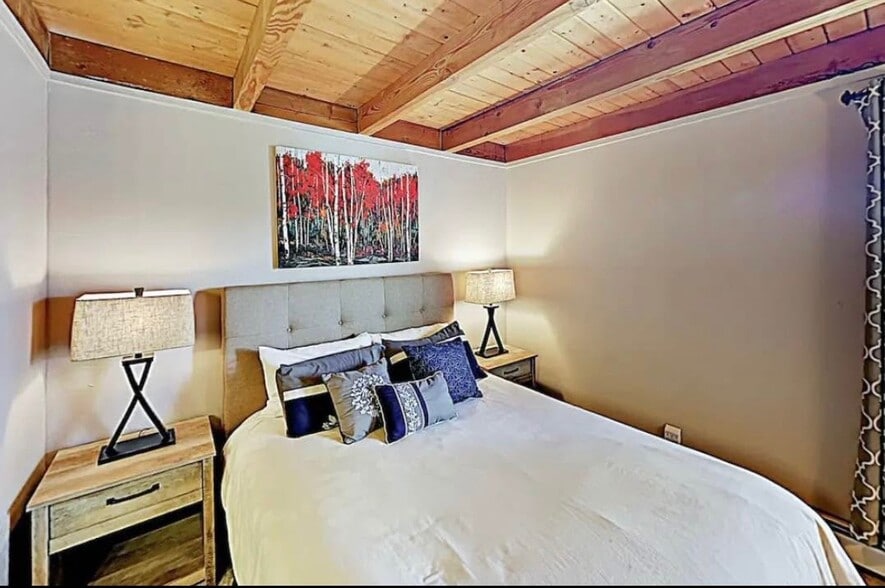 Master bedroom w/ on-suite full bath - 9100 Ryan Gulch Rd