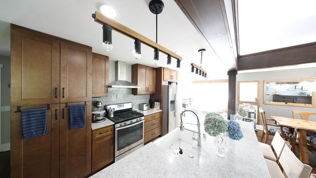 Building Photo - 3 Bed 3 Bath - Upgrades Throughout - No Pe...
