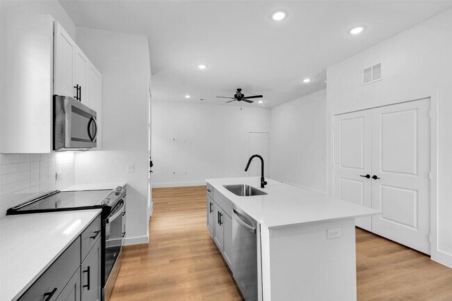 Building Photo - 1413B Provident Dr