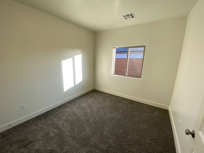Building Photo - Beautiful 3 Bedroom Single Level Home in S...