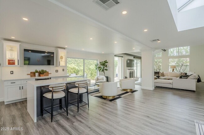 Building Photo - 7322 E Sierra Vista Dr
