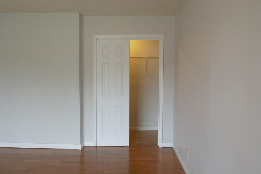 Building Photo - 105 W 5th St