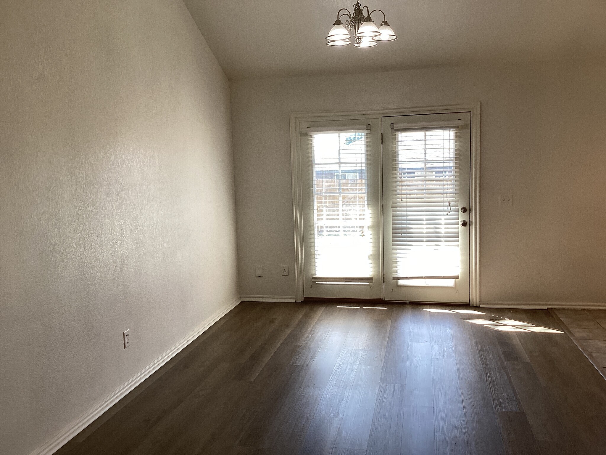 Building Photo - 4129 Queens Dr