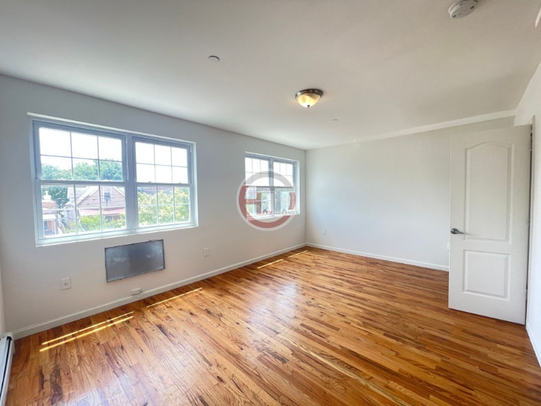 Building Photo - 1111 Adee Ave