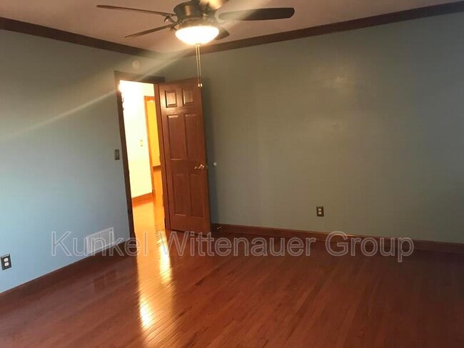 Building Photo - 225 Archview Dr