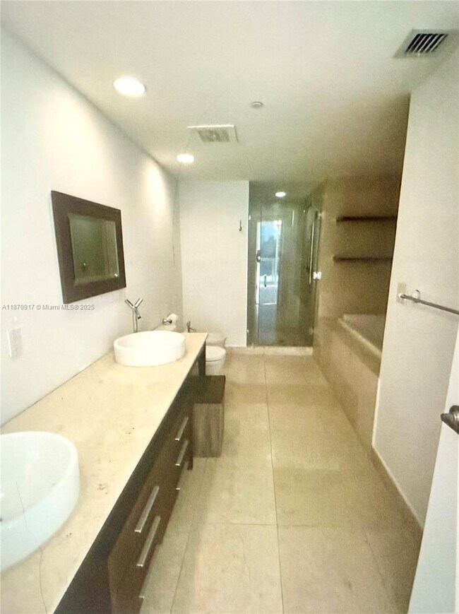 Building Photo - 475 Brickell Ave