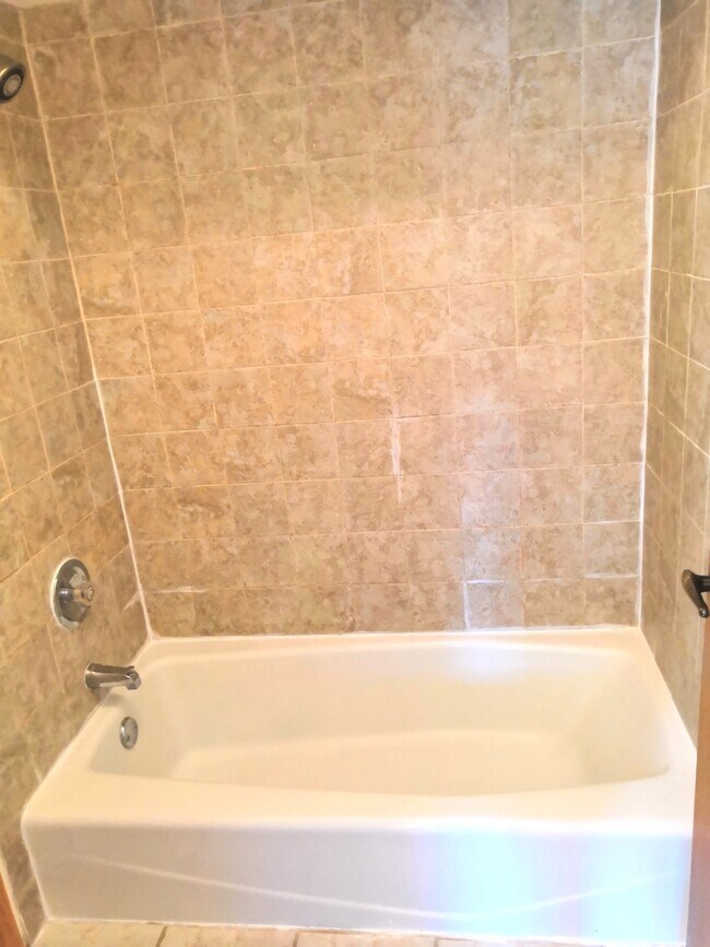 bath - 15 Echo Ct