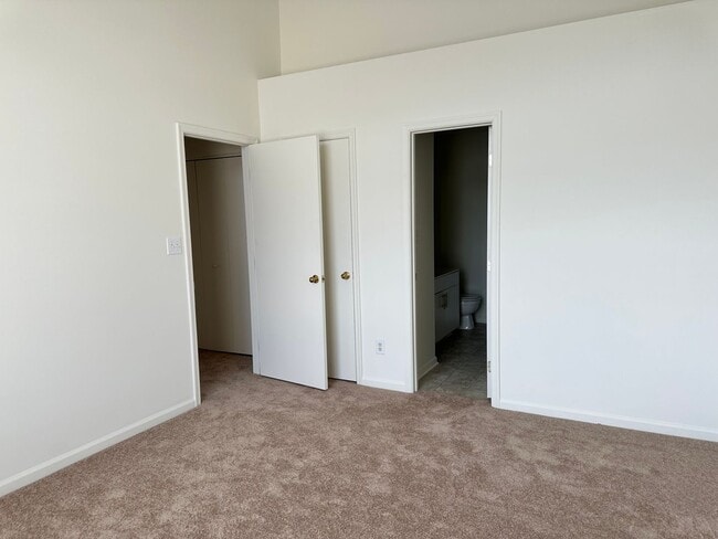 Building Photo - Condo in La Fontaine Available!