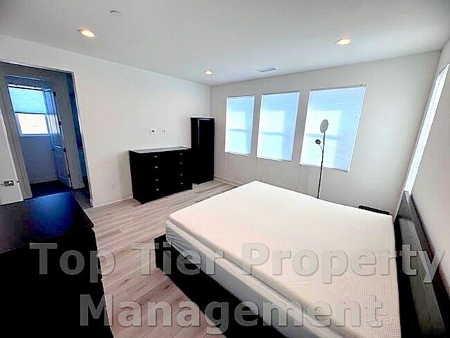 Building Photo - Beautiful & Modern 3 bed/ 3.5 bath/ 2,029 Sqft Condo with amazing Views in Carroll Canyon- Availa...