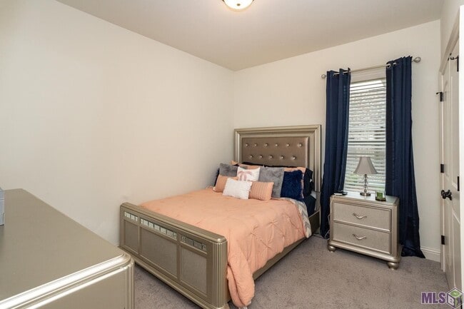 Building Photo - Fully Furnished!  5 bedroom, 3 bath home i...