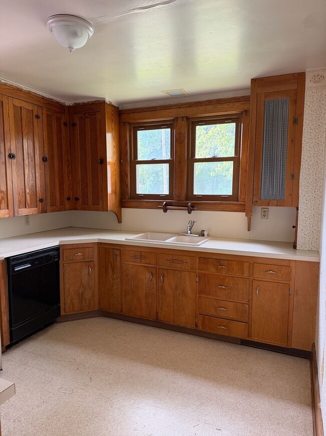 Building Photo - Pet-Friendly 3-Bedroom Elyria Home with $1,500 Total Monthly Price!