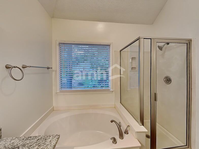 Building Photo - 403 Pine Grove Way