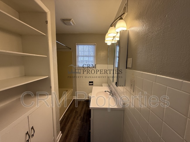 Building Photo - 513 James Dr