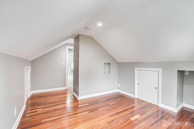 Building Photo - 48 Johnson Pl