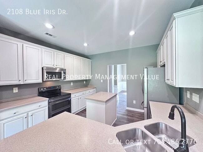 Building Photo - 2108 Blue Iris Dr