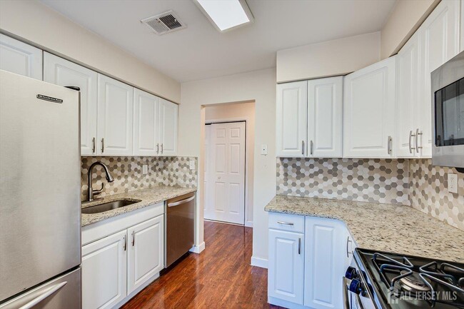 Building Photo - 1512 Green Hollow Dr