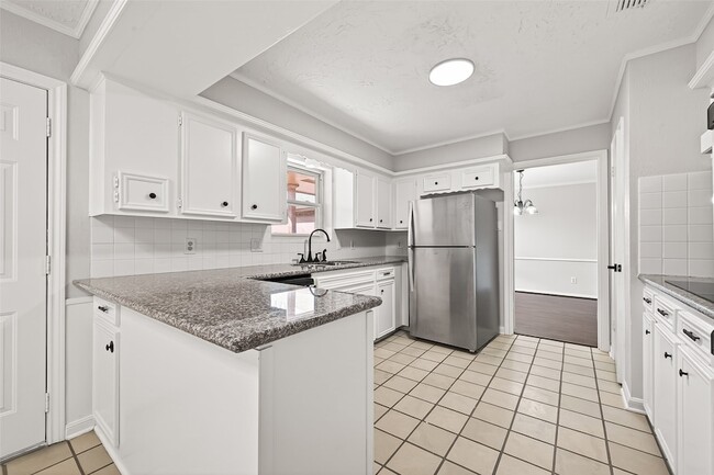 Building Photo - 6207 Claridge Dr