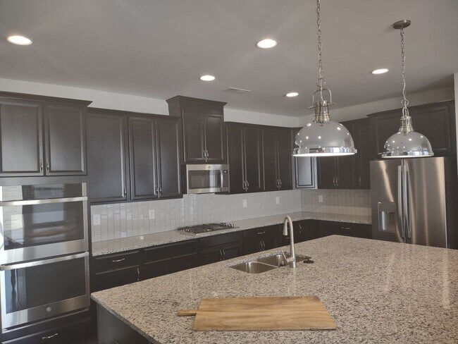 Building Photo - 3BD/3.5BA Ranch-Style Home in Creek Park!