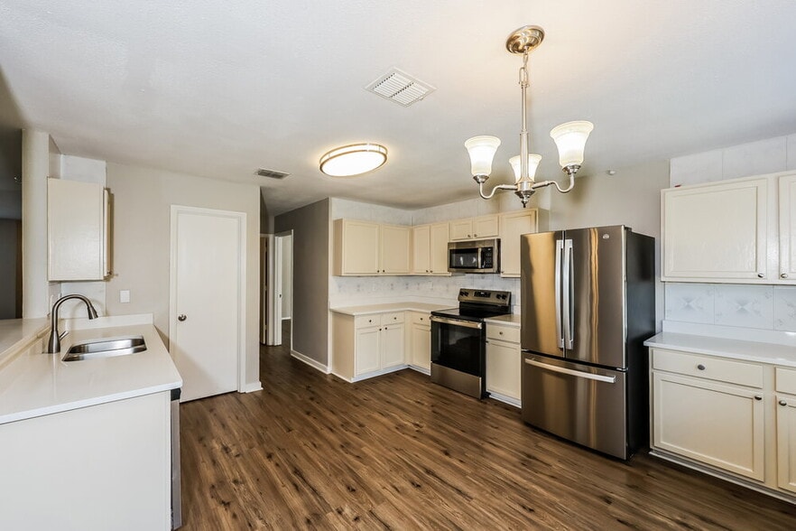 Building Photo - 8764 Stonebriar Ln