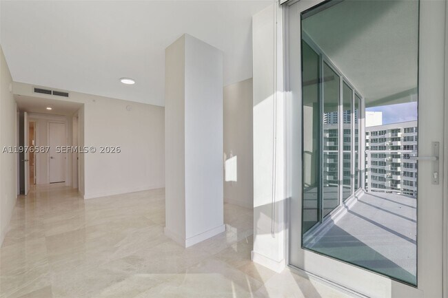 Building Photo - 1500 Bay Dr E