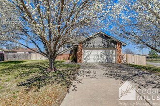Building Photo - Wonderful Split Level Home in North Wichita